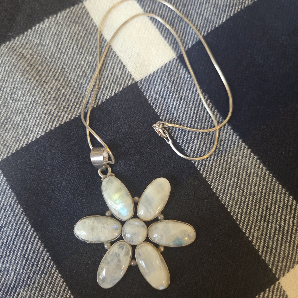 Elegant Silver Flower Pendant Necklace
